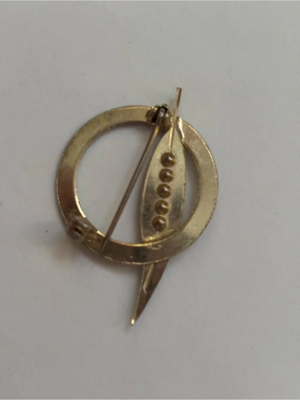 Vintage estate sale Gold-Tone Pearl Leaf Circle Brooch - beautiful patina
